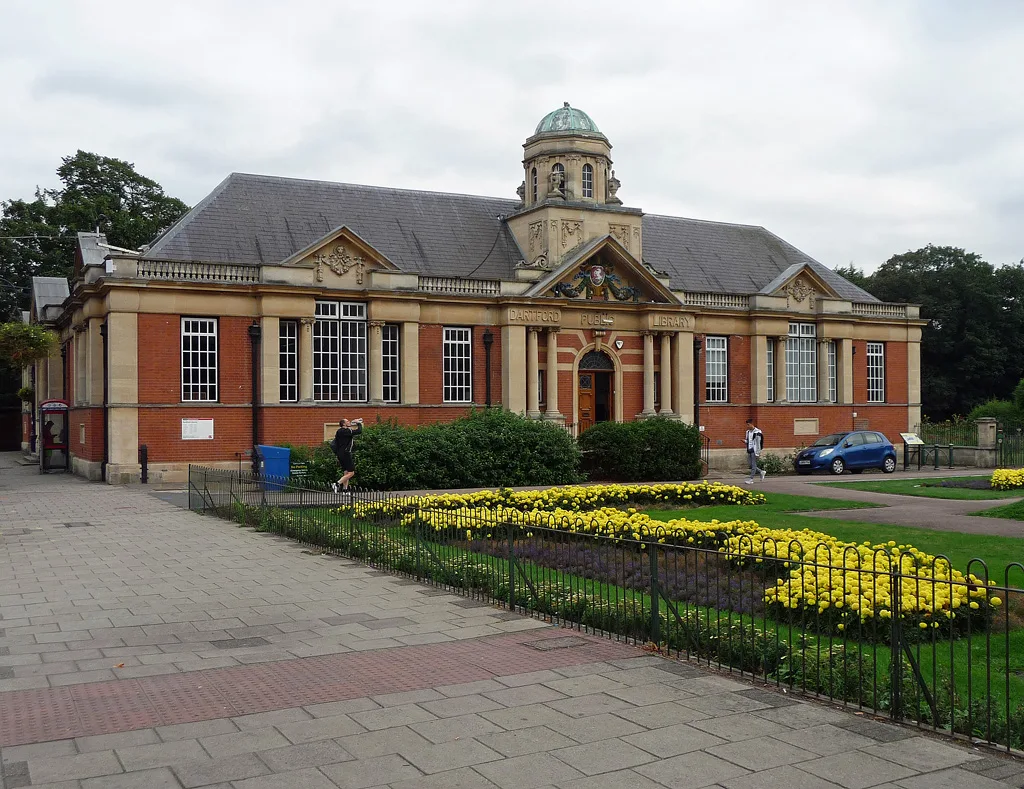 Dartford's Grade II listed library on Market Street. The museum occupies the 1937 extension behind it.