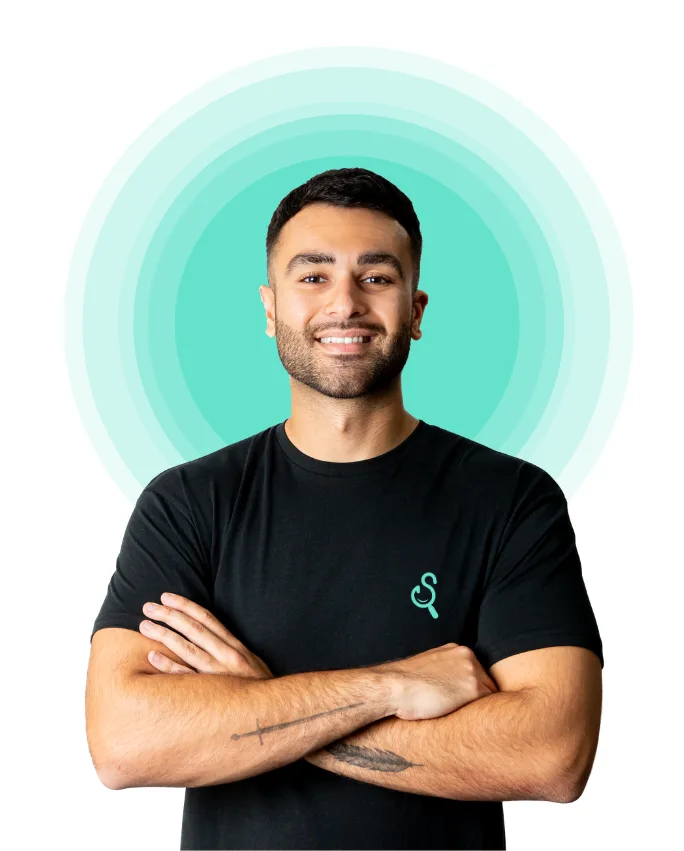 Louis Riat-Bonello, arms folded and smiling, in a black T-shirt in front of a turquoise circle